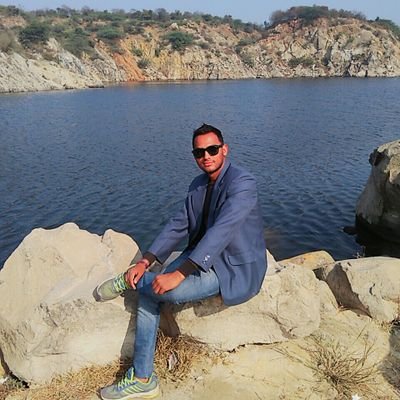 ख्वाहिश नही मुझे मशहूर होने की, तुम मुझे पहचानते हो बस इतना ही काफी है