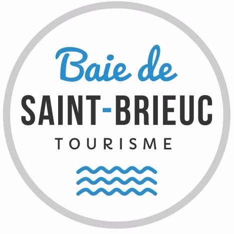 #️⃣#baiedesaintbrieuc
Destination : 🏰🎸🍽🏖🍃🦅🏃🏼‍♂️🚴🏼‍♀️
🌊5ème + grande baie du monde par l’amplitude de ses marées
🔅À 2h10 de #paris en 🚅