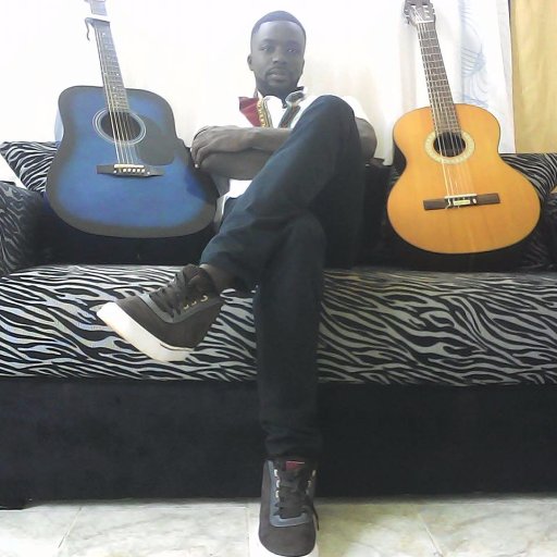 Cor-vo Pénoméno est un artiste chanteur auteur compositeur Sénégalais. Il excelle dans les genres musicaux comme le Rnb, l'acoustique l'Afro beat et le reggea.