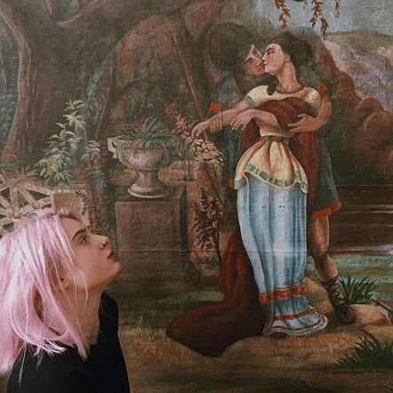 rpwlara's profile picture. elle a le visage d'une briseuse de corps, et l'air fou d'une amoureuse des mots.