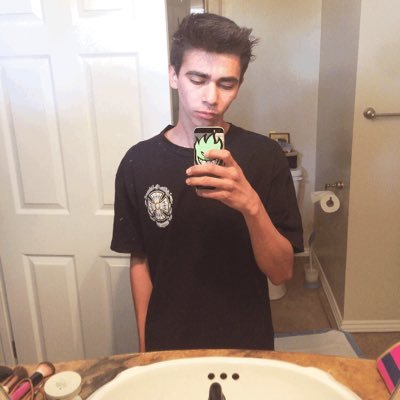 El_l0p's profile picture. 20•natural born loser