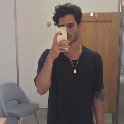 andrewrpgano's profile picture. arrêtez de mouiller j'ai l'impression de baiser sous la pluie