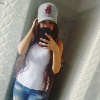 Os livros e as músicas me dão a calma que o mundo me tira ∆.
