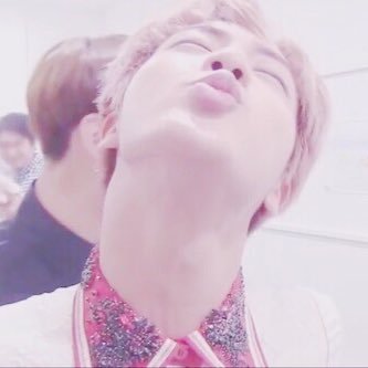 Hello I'm a fellow Kpoper and here I'll tweet out links to Kpop Idols VLive so u can go watch them💫