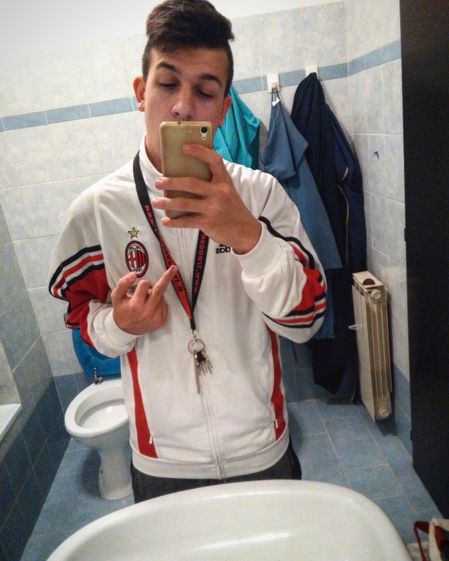 EmptyF6's profile picture. 