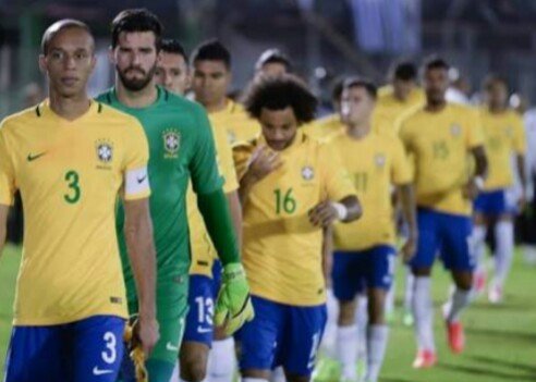 A seleção brasileira não é a melhor e nem a pior, mais me enche de orgulho. Mesmo que o sol pare de  brilhar, mesmo se o ouro perca o seu valor. Amor eterno ❤