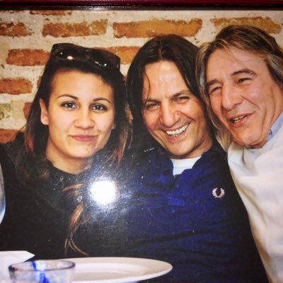 la foto sul mio profilo io sono al centro c'è mia figlia 19 anni e mio fratello maggiore alla laurea di mio figlio a Rimini un anno fa e il 2 figlio a 25 anni .