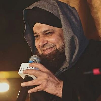 Alhaj Muhammad Owais Raza Qadri is the Most fameous Naat (Nasheed) Reciter Around the world. Allah (SWT) has blessed him with heart touching voice.