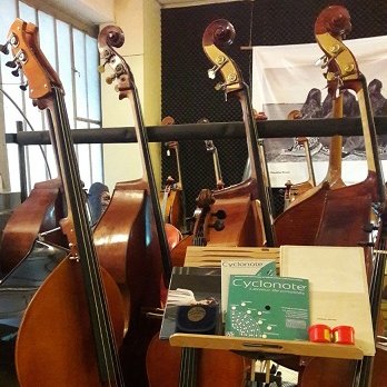 Cyclonote's profile picture. Disques interactifs d'aide à l'improvisation musicale pour tous musiciens, quels que soient leur niveau et leur instrument.