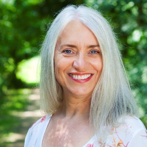 Opleider tot Vuurloop Instructeur, Ademwerk Practitioner en Sjamanistisch Practitioner.
Earth Keeper, Womb Keeper, Moon Mother (Level 2)