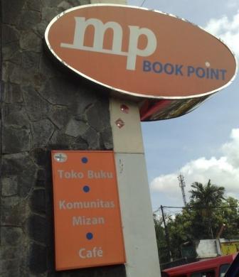 Toko Buku yang nyaman, meeting point alternatif serta tempat pertemuan komunitas yang cozy plus kafe.
WE DO DELIVERY SERVICE