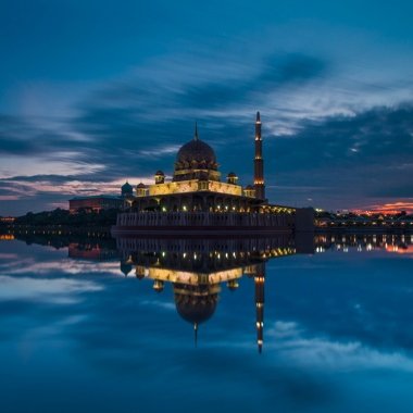 فتدبَّر القرآن إنْ رُمت الهدى فالعلم تحت تدبر القرآنِ
