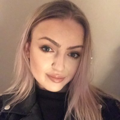 chloeecurrier's profile picture. 