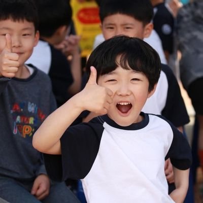 가만히 있지 말고 편을 들어라. '중립'은 항상 압제자를 도와주지 박해자를 돕지 않는다. 침묵은 고통주는 사람을 장려하지, 고통 받는 사람을 보호하진 못한다.
-엘리 위젤(나치 홀로코스트 생존자,노벨평화상 수상자)-