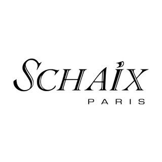 Créateur parisien de robes et de bijoux depuis plus de 30 ans, Erik Schaix s'attache à transmettre l'esprit du beau et du luxe sous toutes ses formes.