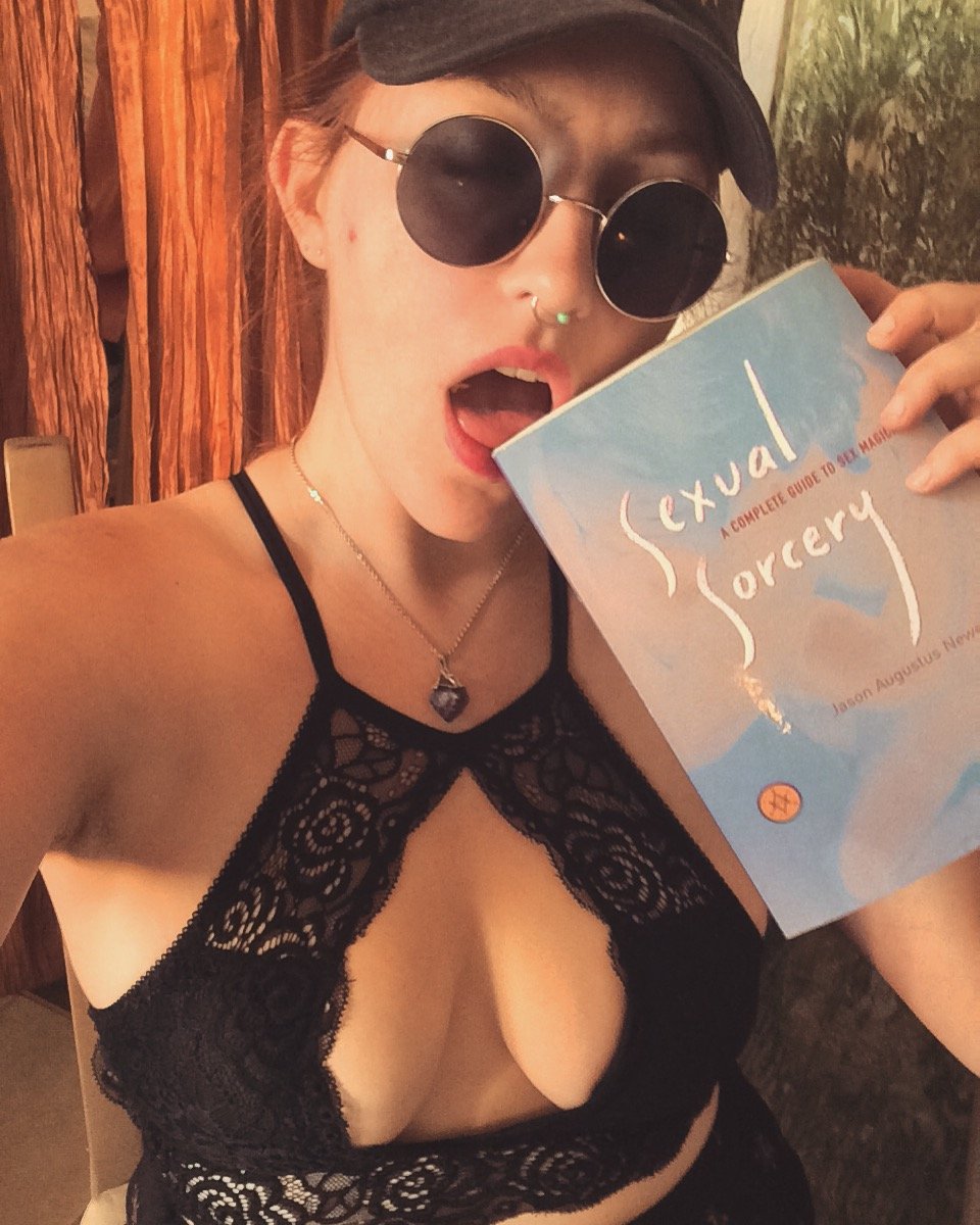 3wolfmooon's profile picture. 