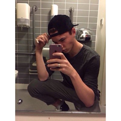 Camren_rpg's profile picture. petit con.