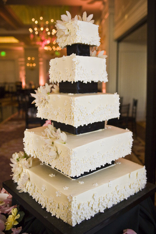 CakeDivasLA's profile picture. From simple elegance to over the top whimsy!