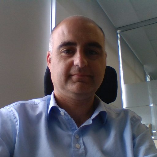 Apasionado de los deportes, de los negocios y de las finanzas.