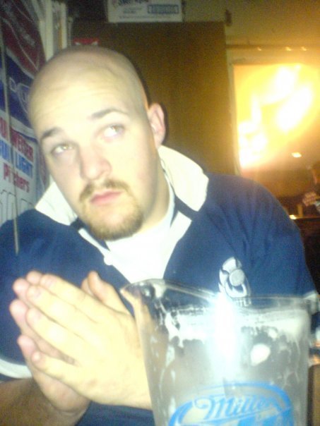 Ludachriz's profile picture. I like to ride my bike around the city, take photos, play soccer, and drink beers with my friends.