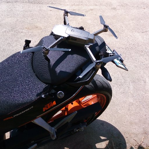 tokyodronewalk's profile picture. 2016.12ドローンを知ってから残りの人生視点を変えて見直してみようとどうやってそれと関わっていけばいいのか様々な空間を彷徨い歩いています。 相棒は空を飛ぶMAVICと地を駆けるDUKE フロントガラス修理やってます！