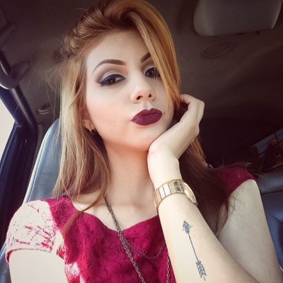 Medico cirujano LUZ, locutora, modelo a ratos, nihilista, insondable, megalómana, atea beligerante.