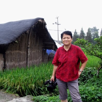艾晓明,广州中山大学中文系教授,2008年底退休;纪录片工作者。影片代表作有:《天堂花园》、《太石村》、《中原纪事》、《关爱之家》、《开往家乡的列车》、《我们的娃娃》、《公民调查》、《花儿为什么这样红》、《国家的敌人》、《让阳光洒到地上》、《乌坎三日》等。2017年完成历史纪录长片《夹边沟祭事》。