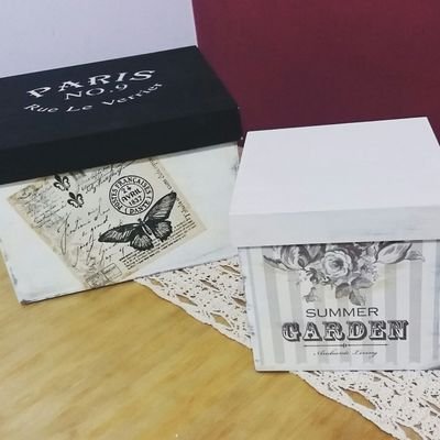 Hacemos cajas decoradas. Nos encanta el Vintage y restaurar.
Hacemos adornos con maderas recuperadas y materiales varios.
Buscanos en Facebook e Instagram