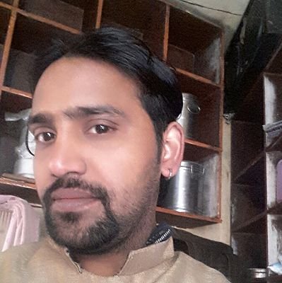 Apni tanhai mere naam pe abaad kare,
Kaun hoga jo mujhe uski tarah yad kare..
…