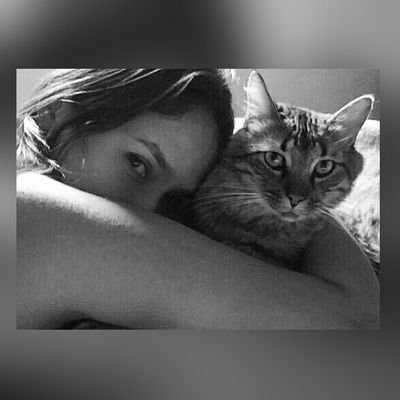 Psicóloga por vocación y convicción.
Amante de la buena comida, la lectura y los gatos. 
Abogada por elección.