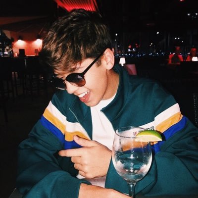 adoreselman's profile picture. 