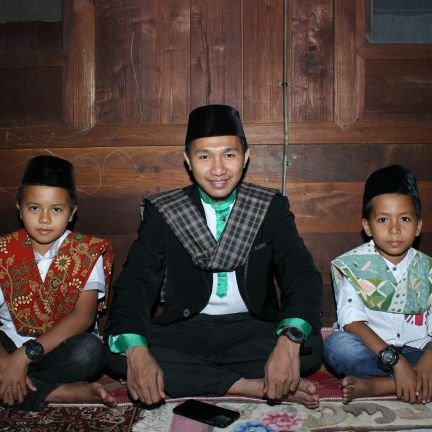 Allah tak akan menyia-nyiakan usaha hamba yg tersimpan Al Qur'an di dadanya | https://t.co/sAvXSH1nPO | Penikmat Kopi | Qur'an | @arnawamagantari