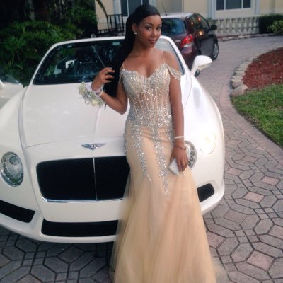 roro_fields's profile picture. she was a rainbow and he was Color blind 🌈