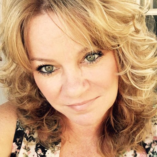 Writer, ghostwriter, content curator, consultant, marketing strategist, & big fan of RAOK! FB: @julieescobar https://t.co/YNpsuYsg7a