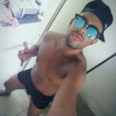 Um menino que respira amor, e exala simpatia e bom humor #SintonizeEssaEnergia 👑🎩🎵🌞💜💋😎