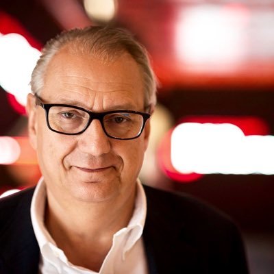 Giornalista da 35 anni, vivo a Milano ma amo curiosare in giro per il mondo e adoro il motorsport...