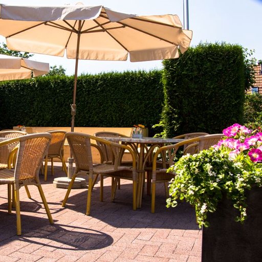 In het landelijke Over-Betuwe kunt u bij ons terecht voor een heerlijk kopje koffie in de serre of op het terras, een potje dart of biljart.