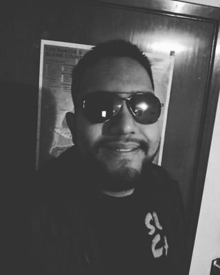 Vocalista y compositor
Guitarrista
Tecladista en proceso
Jugador de football americano