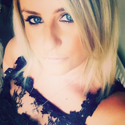 A blog-ette sharing my love for life, style, fashion, beauty and all things social... #Fashion fiend. #Shoe hoarder. #Beef lover. #Gin queen.