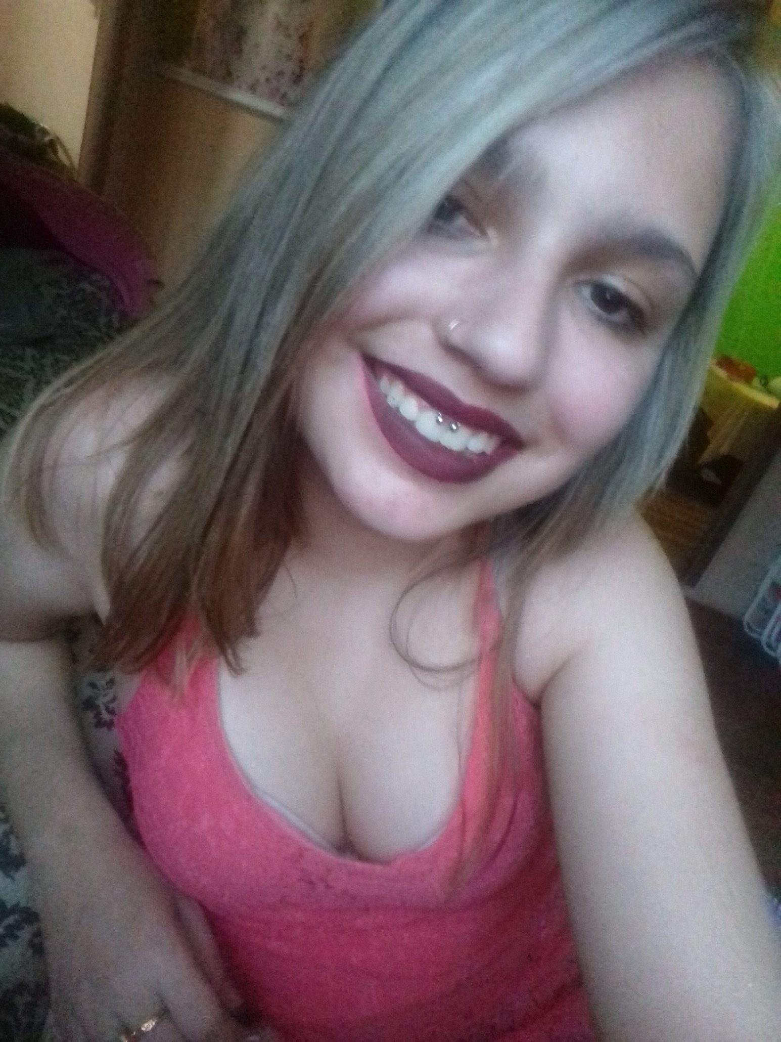 sou uma garotinha imperfeita aquela que chora de dor, aquela que ja sofreu por amor, aquela que sabe se defender!
