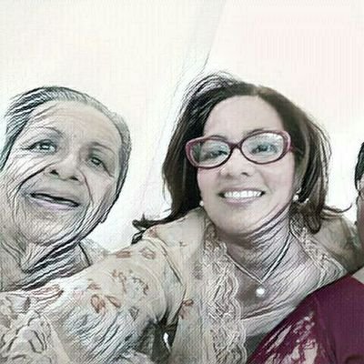 Bioquímica de profesión!! MAMA!! De vocación,esposa,amiga, ere erea Amante de la buena música ;me encanta cocinar; poeta frustrada... ah!!!Muy hincha!