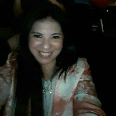 Qué peligrosa esa mujer que te ilumina la vida, porque cuando se ausenta se siente como que se te apaga un poco el alma.
Abogada y Escribana