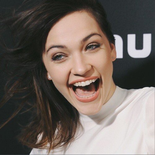 PRIMERA y UNICA Cuenta de la divertida @Violettbeane en *ESPAÑOL* Actualmente como Jesse Quick en @CW_TheFlash .#Violetts #TeamVioletts FV-22/marzo 15/Junio