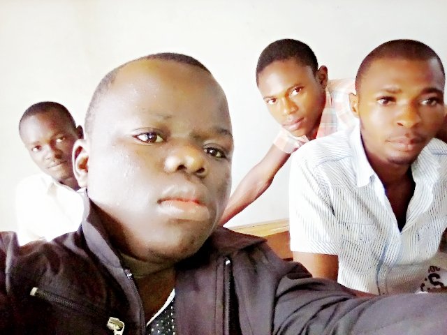 je suis le 1er fils de Cyrille et Marie , né à l'hôpital général de bmanzi,le 15 mars 1995,étudiant en science biomédicale à l'Université de Kisangani(RDcongo)