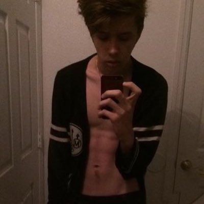 im a Musician and dancer thats into blood,guts, and horror no big deal but yeah im looking for a band I can sing and play guitar
