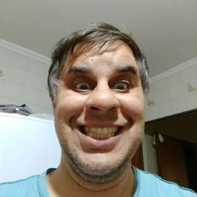 Matemático e Físico. Nerd e jogador de xadrez. Casado e feliz. Pai orgulho dá filha linda e esperta.