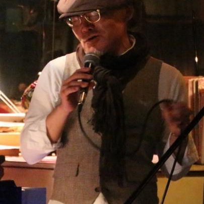 Japanese language Singer in Yokohama 毎月, 関内どこか,small piano bar で 横浜の歌🎙歌ってます。若き