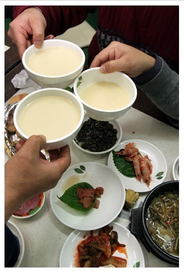 URISOOL_SCHOOL's profile picture. 대한민국 1호 우리술평론가인 허시명교장과 함께 한국인에게 막걸리란 무엇인가라는 질문으로 시작하여 다양한 맛의 막걸리를 찾아 막걸리에 시시콜콜 시비를 거는 감별사를 만들어내는 것을 1차목표로 하는 우리술문화 전반에 대해 인문학적인 학습을 합니다