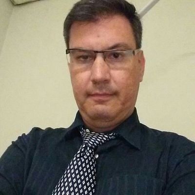 Médico oftalmólogo, maestro en ciencias médicas, casado y padre de familia. Progresista y pensador.