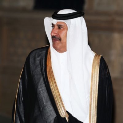 صورة حمد بن جاسم حلاق لابنه في زمن الكورونا قناة العالم الاخبارية